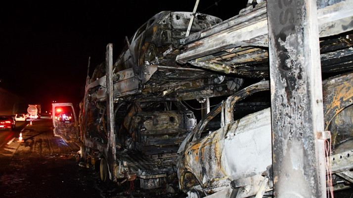 Bilecik'te 8 sıfır otomobil tır üstünde cayır cayır yandı