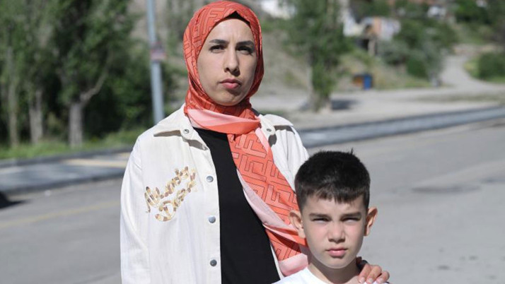 Başıboş köpeklerin saldırısına uğrayan anne: Ya çocuklarım ya ben köpeklere yem olacaktık