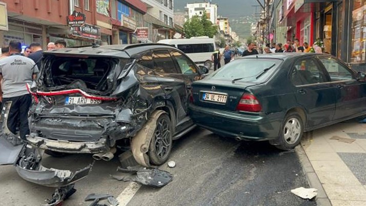 Freni arızalanan iş makinesi park halindeki 4 araca çarptı