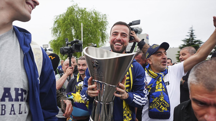 Melih Mahmutoğlu'ndan şampiyonluk kutlamalarında Galatasaray'a gönderme