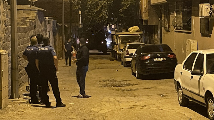 Şanlıurfa'da polise silahla ateş açan zanlı saklandığı evde yakalandı