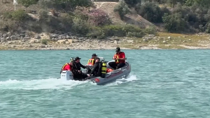 Adana'da tekne gezintisi sırasında Seyhan Baraj Gölü'ne düşen kişi kayboldu