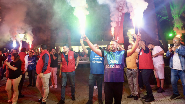 İzmir Büyükşehir Belediyesi'nde 23 bin işçi greve çıktı! Pankartı belediye binasına astılar