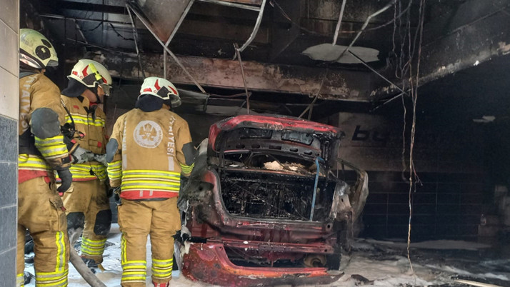 İş yeri sahibi de otomobil de yandı! Manisa'da feci olay