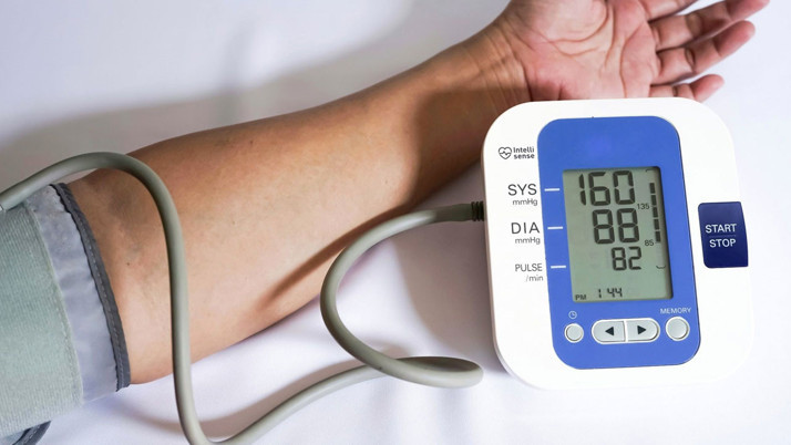 Kalp hizası yetmiyor tansiyonu ölçerken kolunuzu böyle tutmanız gerekiyor