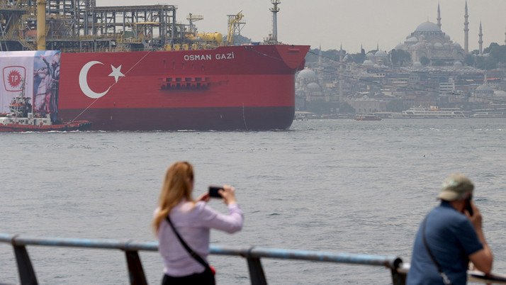 Türkiye'nin ilk Yüzer Üretim Tesisi Osman Gazi Gemisi, İstanbul Boğazı'ndan geçiyor
