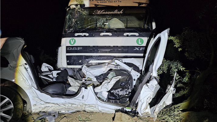 Bursa'da feci kaza tır ile otomobil kafa kafaya çarpıştı: 1 ölü 1 yaralı