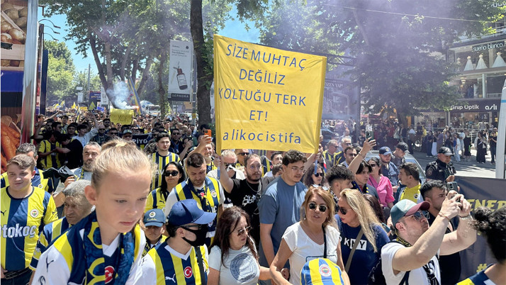 Kadıköy'de Fenerbahçe taraftarından 'Ali Koç' istifa yürüyüşü