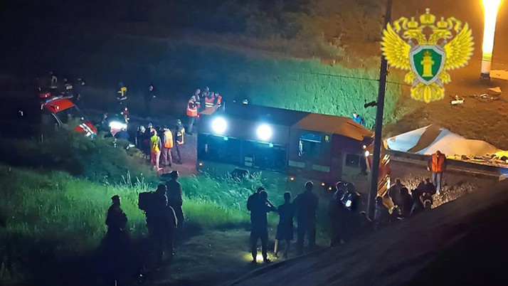 Rusya'da büyük facia! Otoyol köprüsü yolcu treninin üzerine çöktü