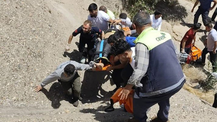 Şırnak'ta şarampole devrilen otomobilde 1 kişi can verdi, 3 kişi yaralandı