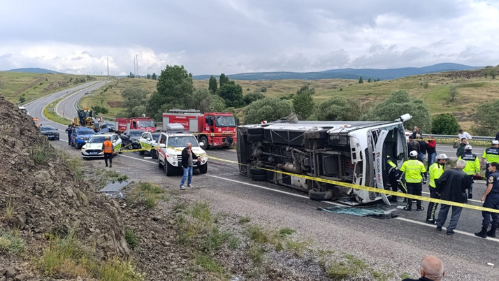 Cenazeden dönüyorlardı... Yozgat'ta midibüs devrildi! Ölü ve yaralılar var