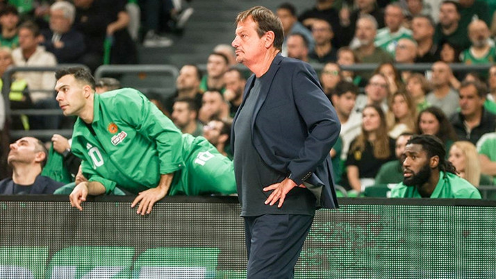 Ergin Ataman'dan Olympiakos taraftarının Türkiye'ye yönelik küfürlü tezahüratına sert tepki