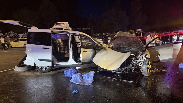 Gaziantep'te hafif ticari araçla otomobil çarpıştı 5 kişi öldü 2 kişi yaralandı