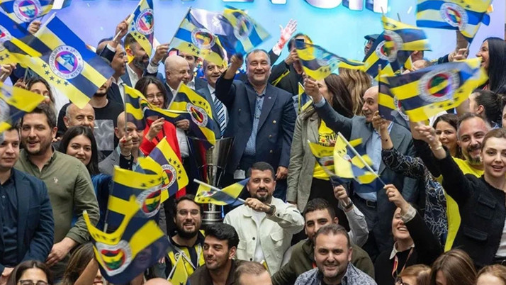 Fenerbahçeli Murat Ülker dev GS bayrağı astı