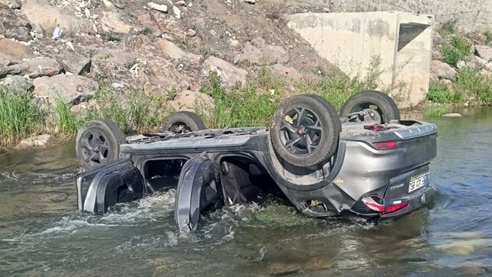 Bayramı Van'da geçirmek isteyen aile yok oldu! Otomobil Erzurum'da dereye uçtu