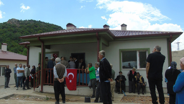 İslahiye'de 18 köy tipi kalıcı konutun anahtarları hak sahiplerine teslim edildi