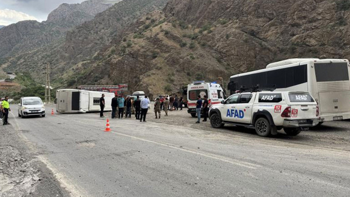 Hakkari'de midibüs devrildi: 12 asker yaralı