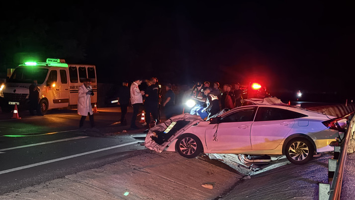 Otomobil kamyona çarptı! Feci kazada ölenler var