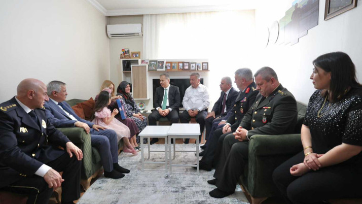 Bakan Yerlikaya’dan şehit ailesine bayram ziyareti