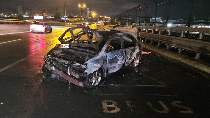 Bayrampaşa'da kaza yaptıktan sonra yanan otomobilin sürücüsü yaralandı