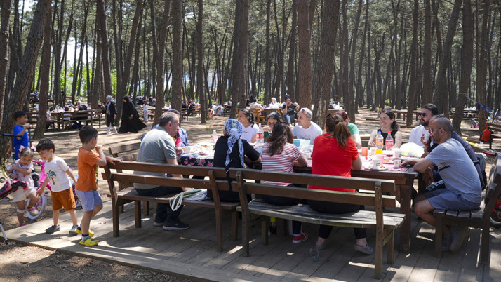 İstanbul'da bayramın üçüncü gününde vatandaşlar sahil ve parklara akın etti