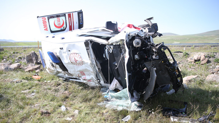 Kars'ta ambulans şarampole devrildi
