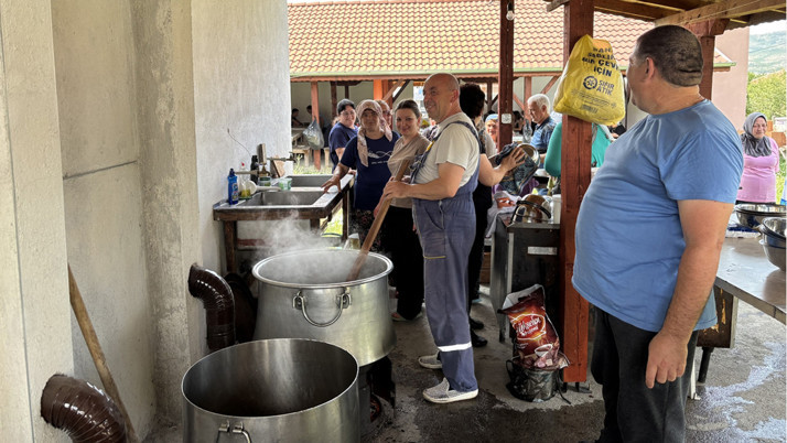 Bulgaristan'dan asırlardır süren gelenek! kazanda pişen etler...