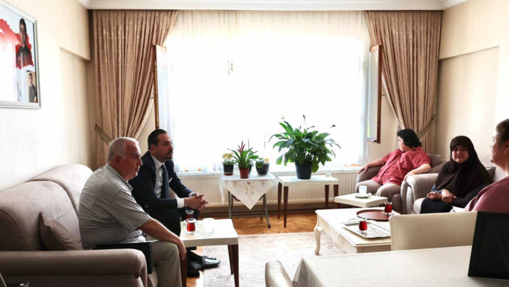 Kürşad Zorlu'dan "Annemiz" projesi kapsamında şehit ailesine anlamlı ziyaret