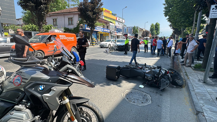 Düzce'de otomobil ile çarpışan motosikletteki 2 polis memuru yaralandı