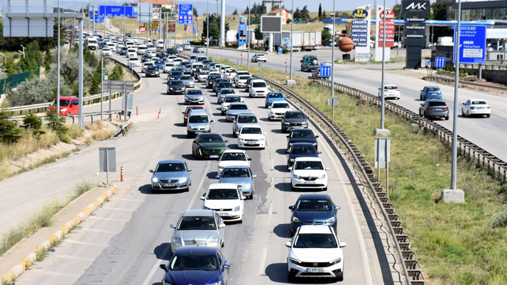 "Kilit kavşak" Kırıkkale'de bayram tatili dönüşü hareketliliği devam ediyor