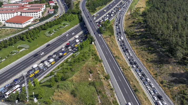 İstanbul'da haftanın ilk iş gününde trafik yoğunluğu yaşanıyor