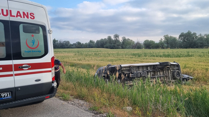 Düğün dönüşü kaza! Çorum'da minibüs devrildi: Çok sayıda yaralı var