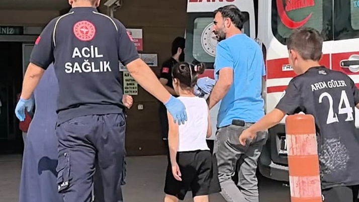 Kumbarasını açacaktı! 9 yaşındaki kızın diline bıçak saplandı