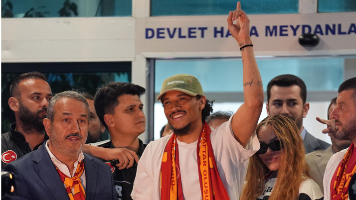 Leroy Sane İstanbul'a geldi taraftara 'üçlü' çektirdi