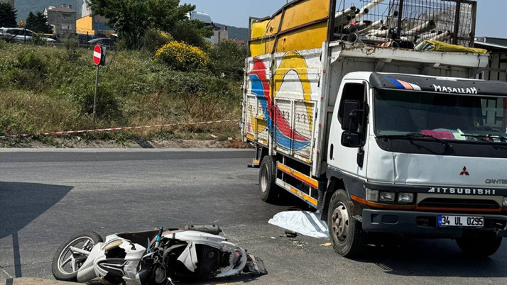 Çarpıp altına savruldu! Ümraniye'de feci kaza