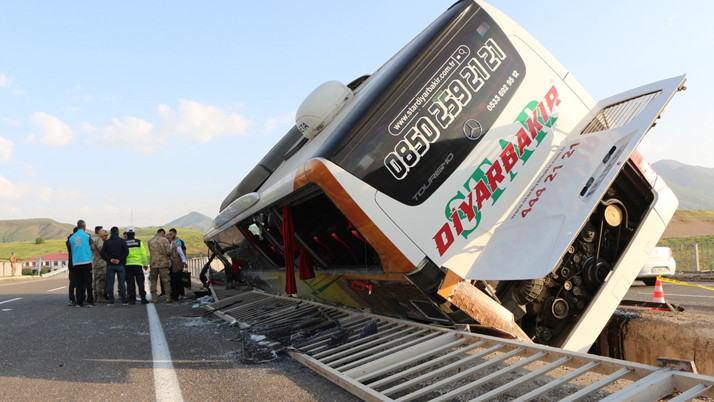 Bingöl'de devrilen yolcu otobüsündeki 3 kişi ağır yaralandı