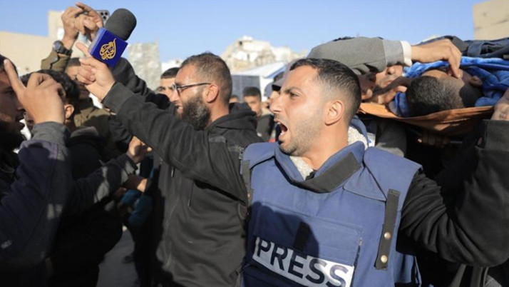 İsrail’in iletişimi kestiği Gazze’de gazeteciler, hayatlarını riske atıyor