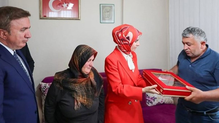 Aile ve Sosyal Hizmetler Bakanı Göktaş, Erzincan'da şehit ailesini ziyaret etti