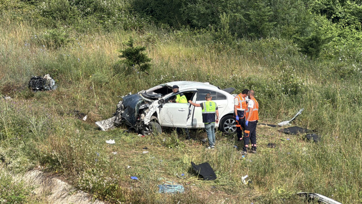 Kuzey Marmara Otoyolu Kocaeli kesiminde araç şarampole devrildi