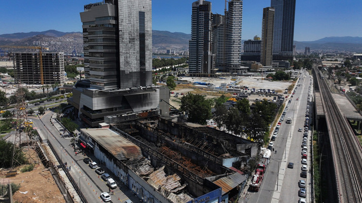 İzmir'de yangın nedeniyle tahliye edilen hastane yeniden hizmet vermeye başladı