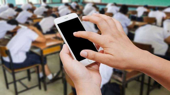 İtalya'da liselerde öğrencilerin cep telefonu kullanması yasaklandı