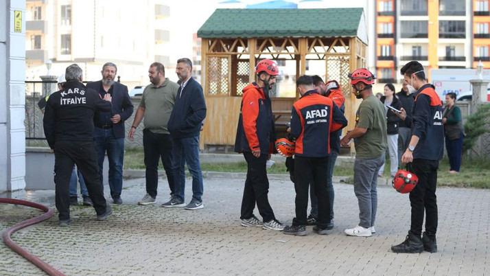 Kars'ta 5 katlı binanın bodrum katında patlama sonrası çıkan yangın söndürüldü