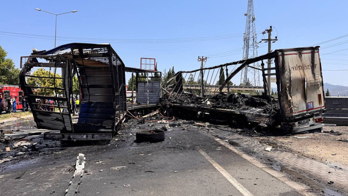 Sakarya'da korkunç kaza! Karşı şeride geçen tır, 2 tıra çarptı: Ölü ve yaralılar var