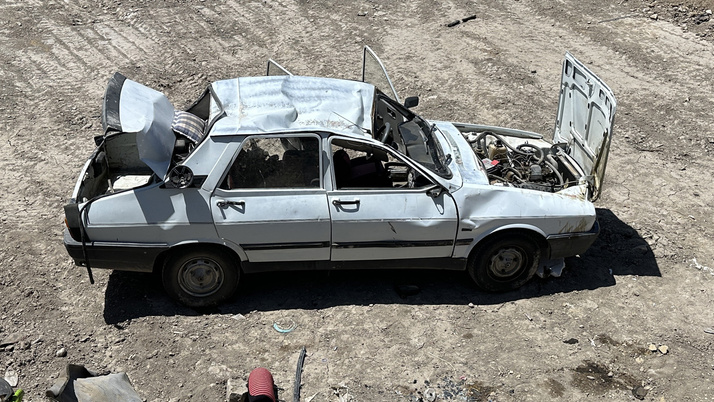 El frenini çekmeyi unuttuğu aracın altında kaldı
