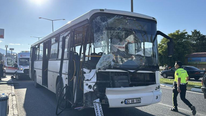 Erzincan'da yolcu otobüsü ile tır çarpıştı: 3 yaralı