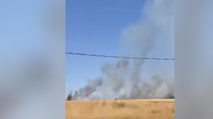 Silivri'de tarlada çıkan yangın 3 evde hasara neden oldu