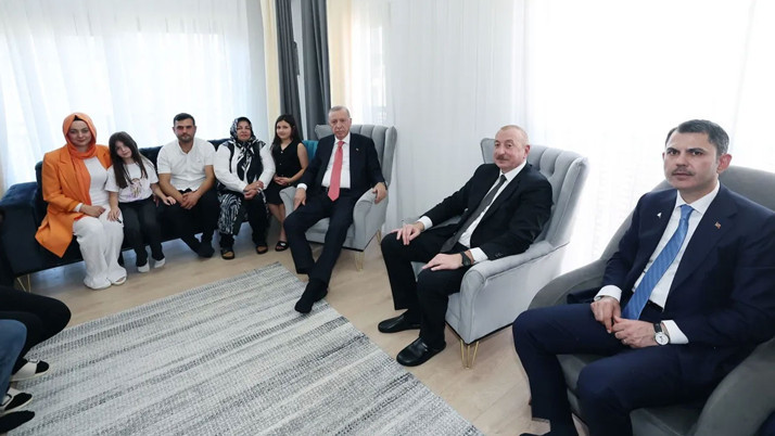 Cumhurbaşkanı Erdoğan'dan depremzede aileye ziyaret