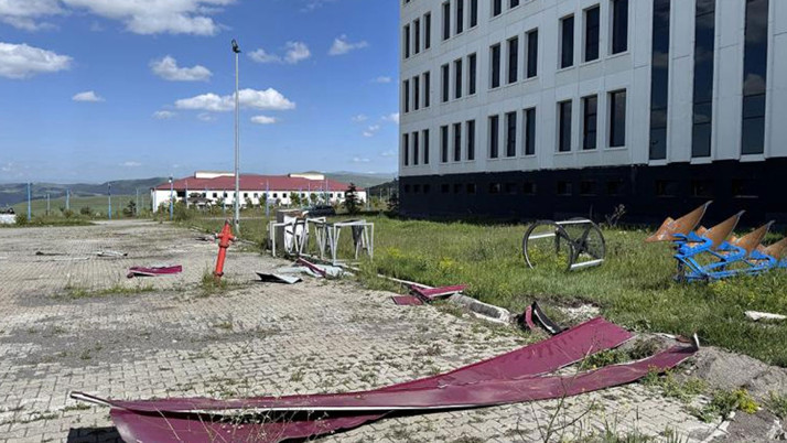 Ardahan'da kuvvetli rüzgar çatıları uçurdu