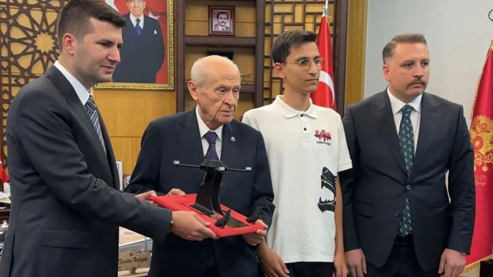 Bahçeli, Ülkü Ocakları'nın ürettiği İHA'nın adını TÜRKHAN koydu