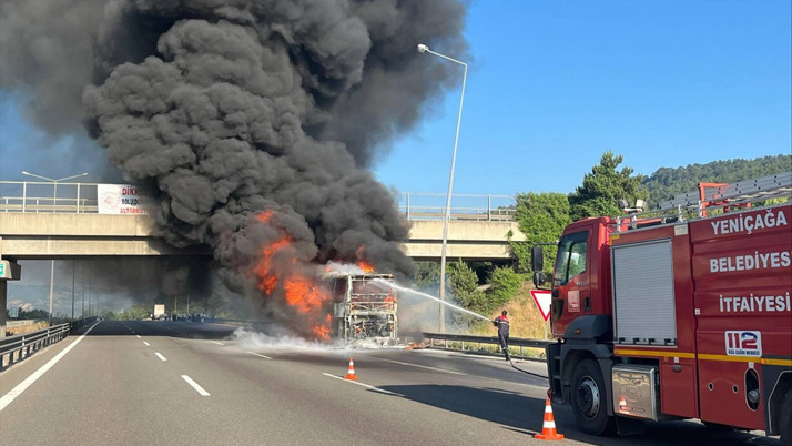 Anadolu Otoyolu'nun Bolu kesiminde seyir halindeki yolcu otobüsü cayır cayır yandı